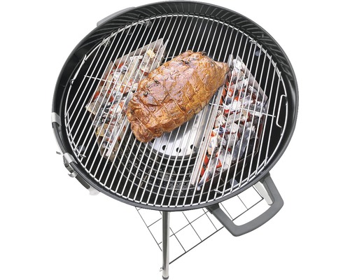 Bolbarbecue met vlees op het grillrooster