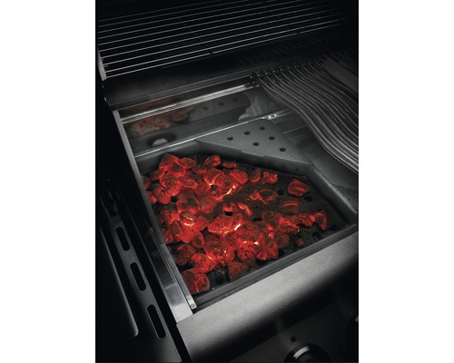 Gloeiende houtskool in een houtskoolgrill