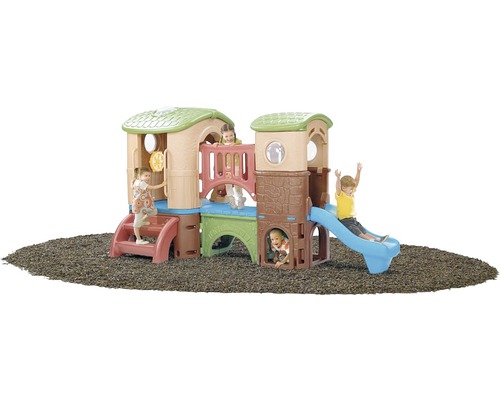 Speeltuin met glijbaan en meerdere speelzones voor kinderen