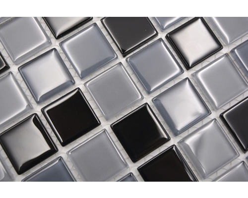 Vierkante mozaïektegels in grijs en zwart