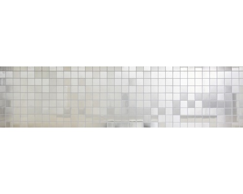 Tegelwand met kleinformaat vierkante tegels.