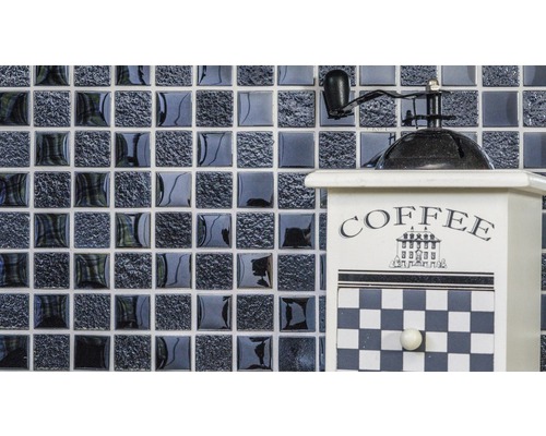 Decoratieve mozaïektegels en een koffiemolen