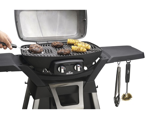 Napoleon gasbarbecue met gegrilde burgers en maïskolven op het rooster