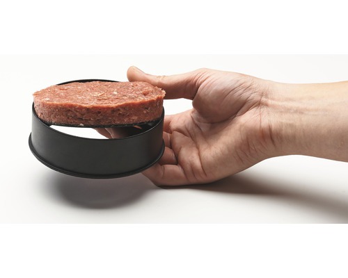 Een hand houdt een hamburgerpers vast met een hamburger.
