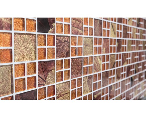 Detailopname van een mozaïektegel met bladmotief