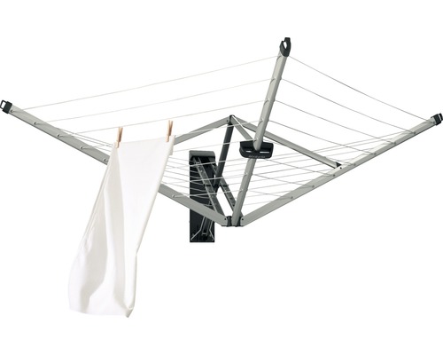 Wandwaslijn met een handdoek en wasknijpers.