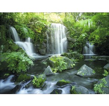 Waterval in een tuin met stenen en planten
