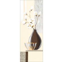 Decoratief stilleven met vaas, bloemtak en schaal