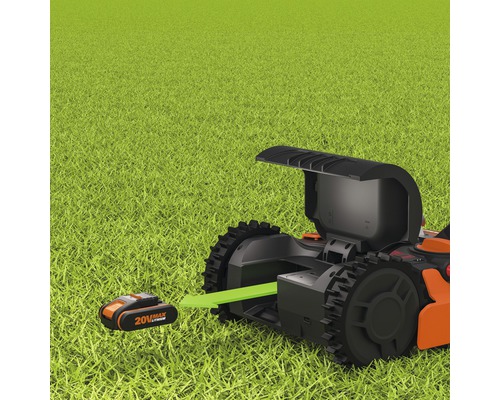 Zitmaaier met accu op gazon