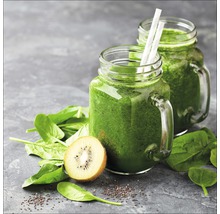 Twee glazen met groene smoothie, spinazie en kiwi