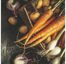 Houten kist met aardappelen, wortelen en uien