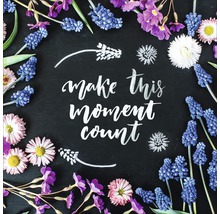 Bloemenframe met de tekst Make this moment count.