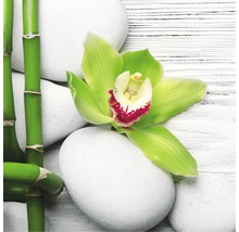 Decoratieve schikking met bamboe, witte stenen en orchidee
