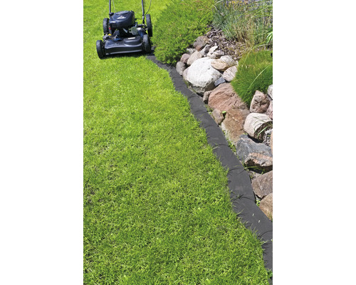 Textiele gazonrand naast gazon en stenen