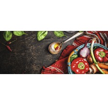 Stilleven met groenten, lepel en textiel op een donkere achtergrond