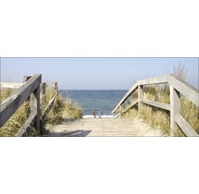 Houten steiger met leuning naar het strand