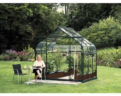 VITAVIA Kweekkas Diana 5000 groen met enkel veiligheidsglas 3 mm 264 x 195 cm Vrouw leest voor een kas met planten op een gazon