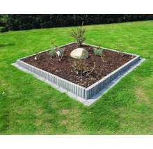 Vierkant bloembed met planten en rolstoepranden in de tuin
