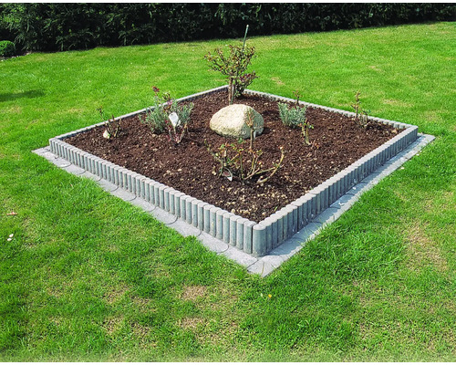 Vierkant bloembed met planten en rolstoepranden in de tuin