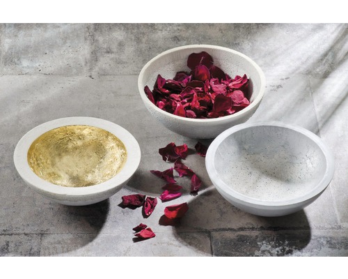 Decoratieve schalen van beton, één gevuld met rozenblaadjes