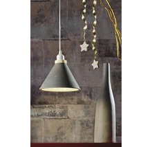 Betonnen hanglamp naast een vaas en decoratie