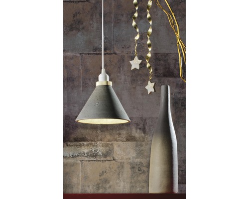 Betonnen hanglamp naast een vaas en decoratie