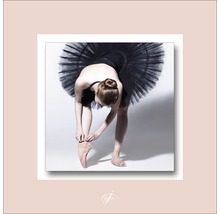 Een ballerina bindt haar balletschoenen vast