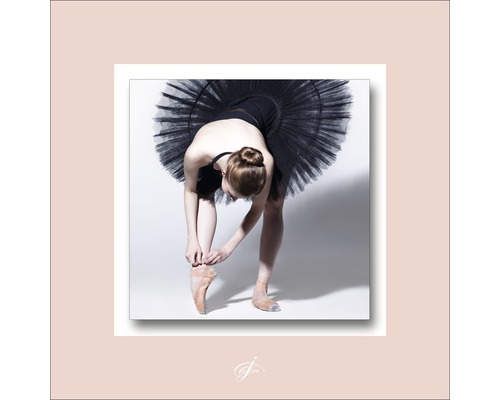 Een ballerina bindt haar balletschoenen vast