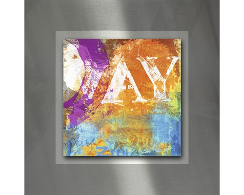 Abstracte muurdecoratie met letters in metalen frame