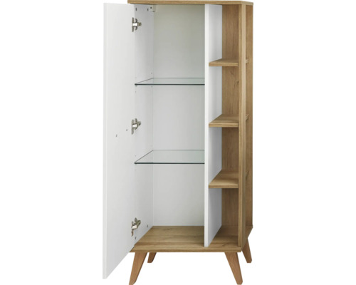 Open badkamerkast met glazen planken en houten details