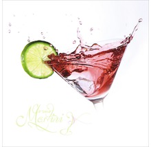 Glas Cosmopolitan Martini met limoen en ijsblokjes