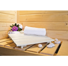 Sauna met houten wanden, zitbank, handdoeken en stenen