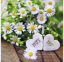 Boeket met houten decoratieve harten Mr en Mrs op houten tafel