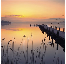 Houten steiger op een meer bij zonsopgang