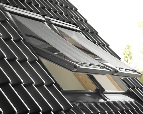 Dakramen met zonwering op een dak met dakpannen
