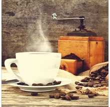 Kop koffie met koffiebonen en koffiemolen