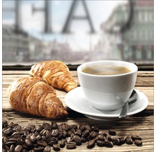 Kop koffie met croissants en koffiebonen op houten tafel
