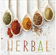 Houten lepels gevuld met verschillende kruiden en specerijen