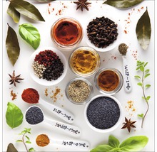 Arrangement van diverse kruiden en specerijen in schaaltjes en maatlepels