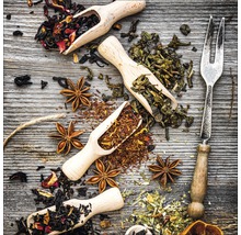 Theesoorten en steranijs met houten scheppen en vork op houten tafel