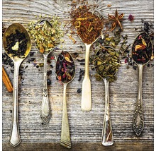 Diverse theesoorten op lepels