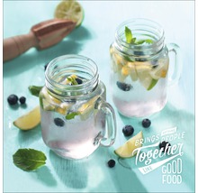 Twee glazen met citroenwater, blauwe bessen en munt
