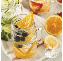 Glas met sinaasappelstukjes en bosbessen