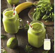 Twee glazen groene smoothie met fruit en groenten op een houten tafel.
