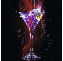 Martiniglas met olijf en waterspatten