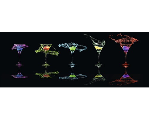 Vijf cocktailglazen met gekleurde vloeistoffen en spatten