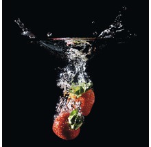 Twee aardbeien vallen in het water