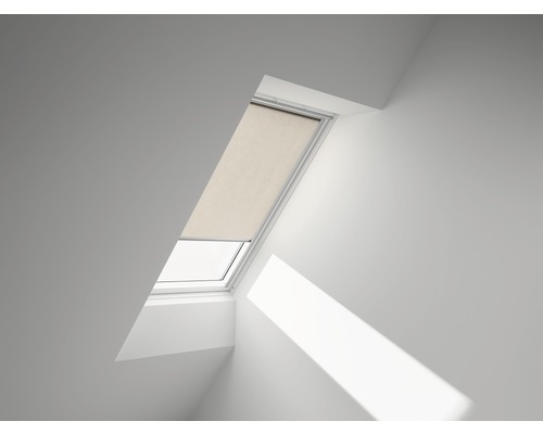 VELUX Rolgordijn lichtdoorlatend handbediend RFL C02 4155S zand Dakvenster met rolgordijn in een lichte kamer.