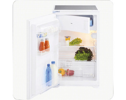 Geopende koelkast met etenswaren op de planken