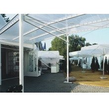 Buitenkant met terrasplanken, parasols en transparante terrasoverkapping